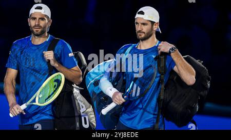 Torino, Italia. 13 novembre 2024. Simone Bolelli (L) e Andrea Vavassori dell'Italia escono prima del round robin double match contro Kevin Krawietz e Tim Putz della Germania durante il quarto giorno delle finali Nitto ATP. Kevin Krawietz e Tim Putz hanno vinto il match 7-5, 6-4. Crediti: Nicolò campo/Alamy Live News Foto Stock