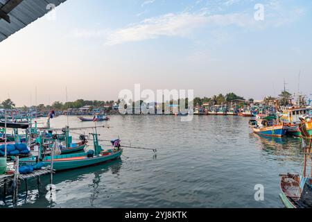 Prachuap Khiri Khan, Thailandia, 1 febbraio 2020, barche da pesca dal design tradizionale aggiungono un tocco di colore al pittoresco porto della Thailandia, mentre riposano un Foto Stock