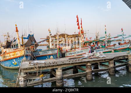 Prachuap Khiri Khan, Thailandia, 1 febbraio 2020, barche da pesca dal design tradizionale aggiungono un tocco di colore al pittoresco porto della Thailandia, mentre riposano un Foto Stock