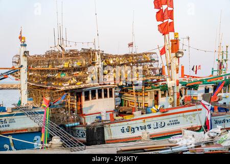 Prachuap Khiri Khan, Thailandia, 1 febbraio 2020, barche da pesca dal design tradizionale aggiungono un tocco di colore al pittoresco porto della Thailandia, mentre riposano un Foto Stock