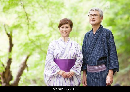 Verde fresco e una coppia di mezza età in yukata Foto Stock