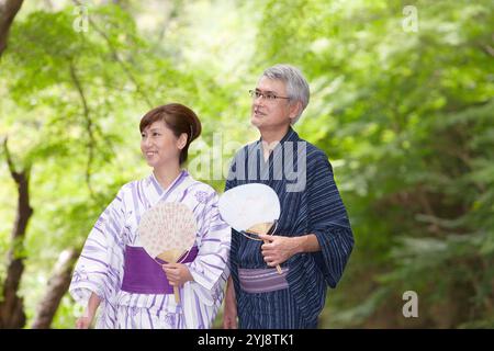 Verde fresco e una coppia di mezza età in yukata Foto Stock