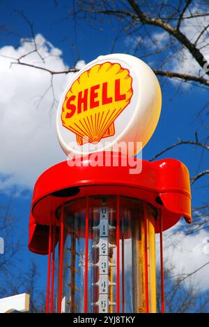 Un tappo in porcellana e una pompa di gas in vetro si trovano ancora in una storica stazione di rifornimento Shell a Winston-Salem, North Carolina Foto Stock