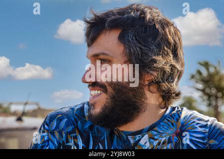 ritratto del profilo di un giovane con la barba in piedi all'aperto per strada Foto Stock