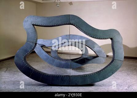 ESCULTURA - SIGLO XX. AUTORE: RICHARD DEACON (1949-). UBICAZIONE: FUNDACION LA CAIXA. MADRID. SPAGNA. Foto Stock