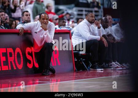 Raleigh, North Carolina, Stati Uniti. 13 novembre 2024. Kevin Keatts, allenatore dei North Carolina State Wolfpack, durante il primo tempo contro i Coastal Carolina Chanticleers, nella partita di pallacanestro NCAA alla PNC Arena di Raleigh, North Carolina. (Scott Kinser/CSM). Crediti: csm/Alamy Live News Foto Stock