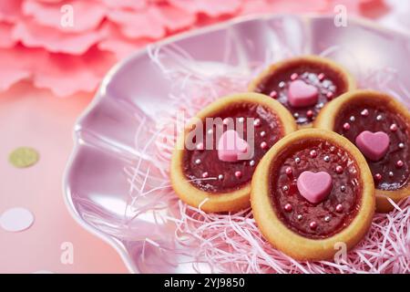 Biscotti posizionati su un piatto rosa Foto Stock