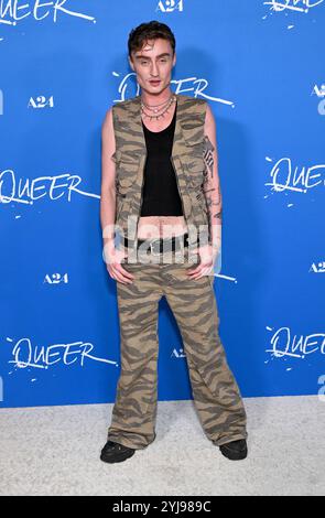 Los Angeles, Stati Uniti. 13 novembre 2024. GOTTMIK arriva alla prima di Los Angeles di “Queer” tenutasi al Directors Guild Theatre il 13 novembre 2024 a Los Angeles, CA. © Lisa OConnor/AFF-USA.com Credit: AFF/Alamy Live News Foto Stock