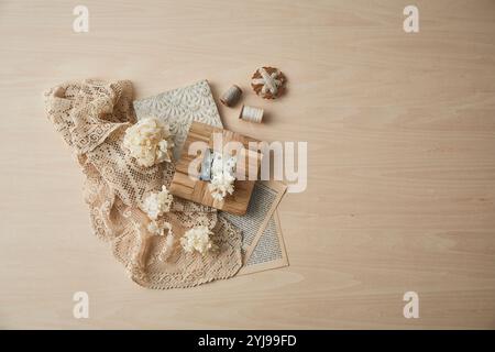 Libri, stracci e utensili da cucina in tonalità beige Foto Stock