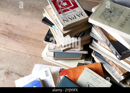 Pile di libri sul pavimento Foto Stock