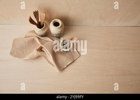 Libri, stracci e utensili da cucina in tonalità beige Foto Stock