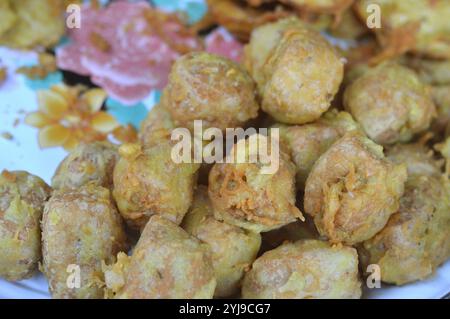 Tofu fritto, un tipico spuntino indonesiano Foto Stock