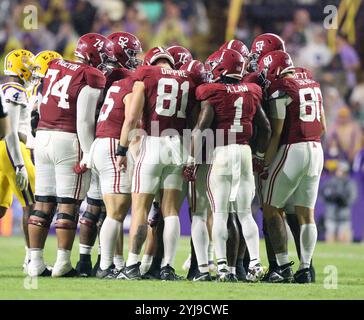 Baton Rouge, Stati Uniti. 9 novembre 2024. L'attacco di Alabama Crimson Tide si abbraccia prima di una partita durante una partita di football della Southeastern Conference al Tiger Stadium sabato 9 novembre 2024 a Baton Rouge, Louisiana. (Foto di Peter G. Forest/Sipa USA) credito: SIPA USA/Alamy Live News Foto Stock