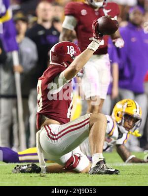 Baton Rouge, Stati Uniti. 9 novembre 2024. Il defensive back dell'Alabama Crimson Tide Bray Hubbard (18) si inginocchia dopo aver intercettato un passaggio durante una partita di football della Southeastern Conference al Tiger Stadium sabato 9 novembre 2024 a Baton Rouge, Louisiana. (Foto di Peter G. Forest/Sipa USA) credito: SIPA USA/Alamy Live News Foto Stock