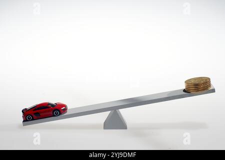 Auto e monete in equilibrio Foto Stock