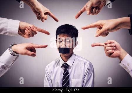 Un giovane dipendente che non riesce a parlare e diventa bianco quando gli vengono fatte molte cose Foto Stock