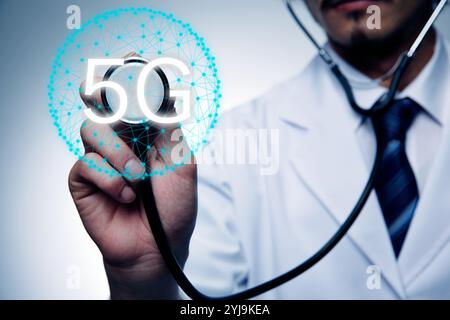 Ombra di un medico di sesso maschile che punta lo stetoscopio e le lettere 5G. Foto Stock