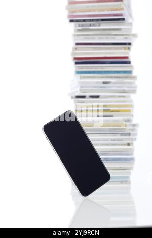 Nuove custodie per smartphone e CD impilate in background Foto Stock