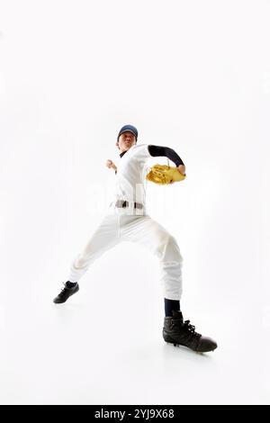 Uomo in uniforme da baseball che cerca di lanciare palla Foto Stock