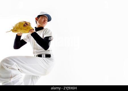 Uomo in uniforme da baseball che cerca di lanciare palla Foto Stock