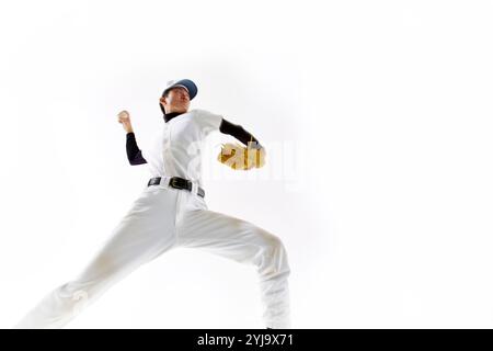 Uomo in uniforme da baseball che cerca di lanciare palla Foto Stock