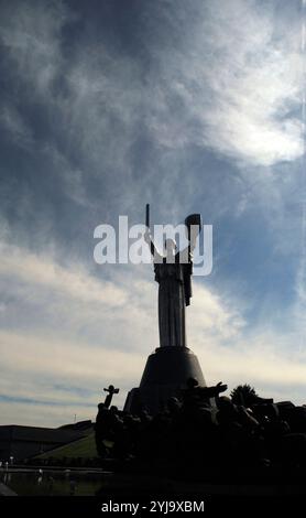 Ucrania. Kiev (Kiev). Monumento a la Madre Patria, en homenaje a la liberación de Ucrania de la ocupación nazi. Erigido en 1982 por Evgenij Viktorovich Vuchetich (1908-1974) y Vasily Boroday. Titanio. Ubicado en el Memorial de la Gran Guerra patria. Foto Stock