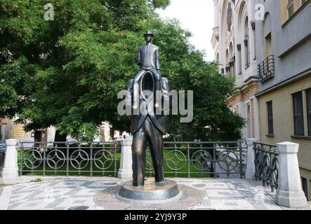 Franz Kafka (1883-1924). Tedesco romanziere ebreo. Scultura da Jaroslav Rona (b. 1957), ispirato da Kafka's breve storia " designazione di una lotta". Si trova di fronte alla Sinagoga Spagnola, quartiere ebraico. Praga, Repubblica Ceca. Foto Stock