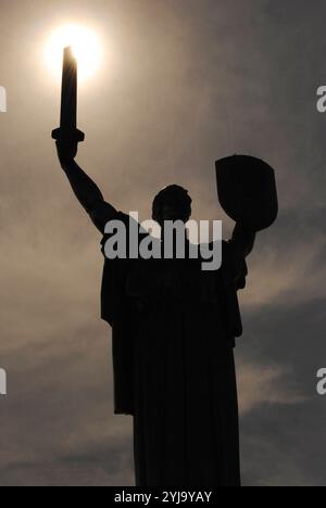 Ucrania. Kiev (Kiev). Monumento a la Madre Patria, en homenaje a la liberación de Ucrania de la ocupación nazi. Erigido en 1982 por Evgenij Viktorovich Vuchetich (1908-1974) y Vasily Boroday. Titanio. Ubicado en el Memorial de la Gran Guerra patria. Foto Stock