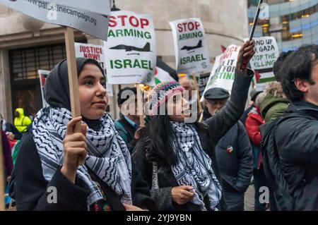 Scusa Medyan, l'ha scritto e voleva aggiungerlo... Londra, Regno Unito. 1 dicembre 2018. I manifestanti hanno invitato la BBC a ritirarsi dall'Eurovision Song Contest del 2019 ospitato da Israele, per evitare di essere complici delle continue violazioni dei diritti umani palestinesi da parte di Israele. Si dice che il concorso "si intreccia” con i diritti umani di Israele, tra cui l'uccisione di almeno 205 palestinesi da parte delle forze israeliane nella Striscia di Gaza assediata da quando le proteste sono iniziate alla fine di marzo, e l'approvazione della legge dello Stato nazione ebraica che formalizza un sistema di apartheid nella legge israeliana. La protesta fu contrastata da un piccolo gro Foto Stock