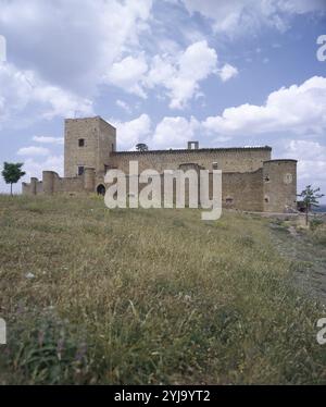 CASTILLA-LEON. A PEDRAZA. Vista del Castillo, construído entre los siglos XIII y XV. Tras la batalla de Pavía (1525) sirvió de prisión a los hijos de Francisco I de Francia, futuros reyes Francisco II y Enrique II. En 1927, el pintor Ignacio Zuloaga lo adquirió para situar allí su estudio de pintura. Provincia de Segovia. España. Foto Stock