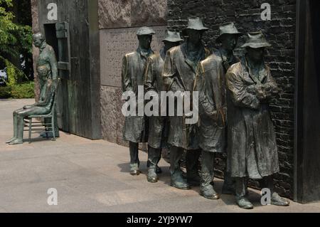 Franklin Delano Roosevelt Memorial. Statue di bronzo che raffigurano la Grande Depressione. In attesa in una linea di pane da George Segal. Washington D.C. Stati Uniti. Foto Stock