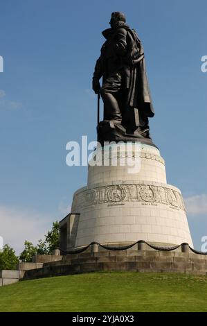 Guerra sovietica Memorial (1949). Nikolai Masalov monumento. Statua di un soldato sovietico che trasportano un salvato bambino tedesco come egli schiaccia una svastica sotto il suo avvio. Eretto in onore dei soldati sovietici dell'Armata rossa che hanno combattuto nella battaglia di Berlino (aprile-maggio 1945) durante la Seconda Guerra Mondiale da scultore sovietico Yevgeny Vuchetich. Parco Treptower. Berlino. Germania. Foto Stock