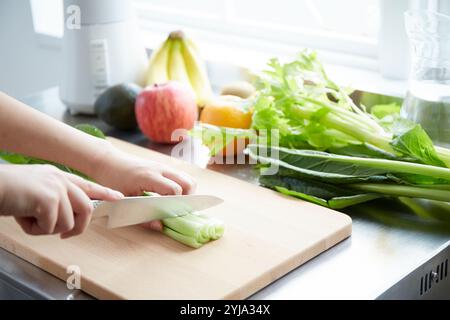 Tagliare a mano le verdure Foto Stock