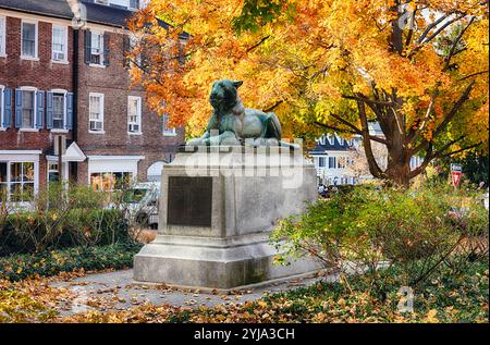 La statua della tigre di Palmer Square, simbolo di Princeton in Palmer Square durante la caduta di Serason, Princeton, New Jersey Foto Stock