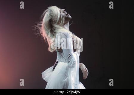 Buenos Aires, Argentina (13 novembre 2024). Aurora, norvegese pop Sensation, si esibisce dal vivo alla Movistar Arena come parte del suo tour presentando il suo nuovo album "What Happened to the Heart?" Crediti: Mariano Garcia/Alamy Live News Foto Stock