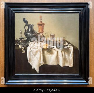 Banquet Piece with Mince Pie by Willem Claesz. Still Life with lemon, reflections, pewter. At the National Gallery of Art museum in Washington DC. Foto Stock