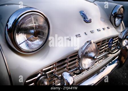 Vista frontale ravvicinata di un'auto sportiva britannica a due posti Triumph TR3 d'epoca. Foto Stock