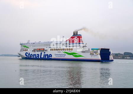 Traghetto Stena Line Hollandica per autovetture in partenza dal porto di Harwich in Inghilterra sulla rotta per il porto di Hook of Holland, 2024 Foto Stock