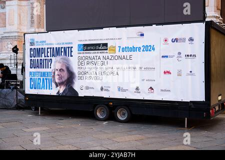 Bologna, Italia. 6 ottobre 2024 – banner della giornata dei Risvegli in Piazza maggiore Foto Stock