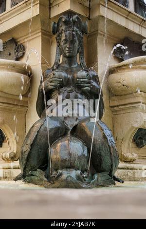 Bologna, Italia. 6 ottobre 2024 - dettaglio di un nereide in allattamento sulla Fontana di Nettuno Foto Stock