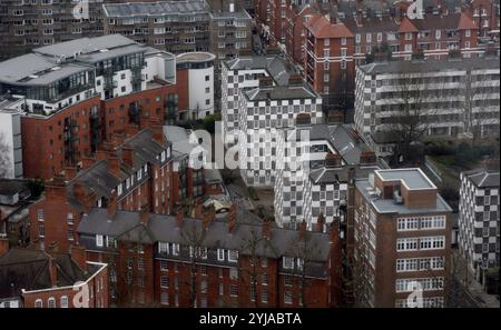 Foto del file del 06/01/15 di una vista generale degli alloggi a Westminster e Pimlico, Londra. Il mercato immobiliare ha mostrato segni di rafforzamento in ottobre, con la ripresa dell'attività degli acquirenti, secondo i sondaggi. Un saldo netto del 16% dei professionisti immobiliari ha segnalato un aumento dei prezzi delle abitazioni piuttosto che un calo a ottobre, ha affermato la Royal Institution of Chartered Surveyors (Rics). Data di pubblicazione: Giovedì 14 novembre 2024. Foto Stock