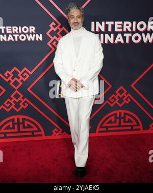 Los Angeles, Stati Uniti. 13 novembre 2024. Taika Waititi arriva all'INTERNO DELL'Hulu CHINATOWN Los Angeles Premiere, tenutasi al Linwood Dunn Theater di Los Angeles, CA, mercoledì, 13 novembre 2024. (Foto di Sthanlee B. Mirador/Sipa USA) credito: SIPA USA/Alamy Live News Foto Stock