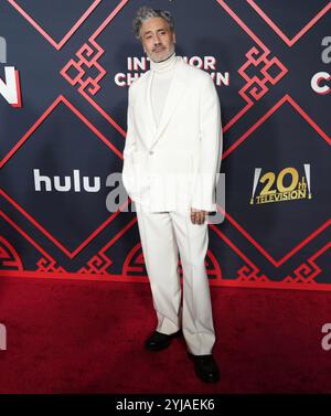 Los Angeles, Stati Uniti. 13 novembre 2024. Taika Waititi arriva all'INTERNO DELL'Hulu CHINATOWN Los Angeles Premiere, tenutasi al Linwood Dunn Theater di Los Angeles, CA, mercoledì, 13 novembre 2024. (Foto di Sthanlee B. Mirador/Sipa USA) credito: SIPA USA/Alamy Live News Foto Stock