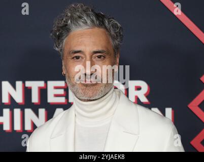 Los Angeles, Stati Uniti. 13 novembre 2024. Taika Waititi arriva all'INTERNO DELL'Hulu CHINATOWN Los Angeles Premiere, tenutasi al Linwood Dunn Theater di Los Angeles, CA, mercoledì, 13 novembre 2024. (Foto di Sthanlee B. Mirador/Sipa USA) credito: SIPA USA/Alamy Live News Foto Stock