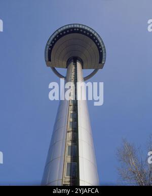 FARO CONSTRUIDO EN 1992 PARA CONMEMORAR LA CAPITALIDAD EUROPEA DE LA CULTURA. AUTORE: SALVADOR PEREZ ARROYO (1945-). UBICAZIONE: FARO DE MONCLOA. MADRID. SPAGNA. Foto Stock