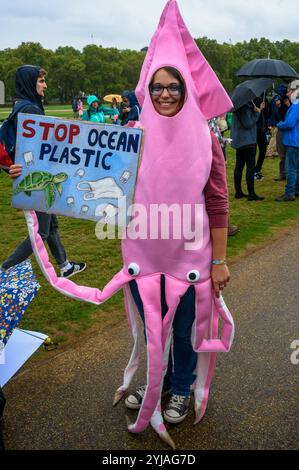 Londra, Regno Unito. 22 settembre 2018. Una donna vestita da polpo rosa regge un poster "Stop Ocean Plastic". Diverse migliaia di persone sono venute a un raduno a Hyde Park prima della marcia attraverso Londra sulla Peoples Walk for Wildlife istituito dal naturalista e emittente televisiva Chris Packham per sostenere il People's Manifesto for Wildlife redatto da lui con l'aiuto di 17 esperti indipendenti e scienziati volti a fermare il drastico declino della fauna selvatica britannica. L'Even è stato sostenuto da molte ONG, scuole e attivisti ambientali. Foto Stock