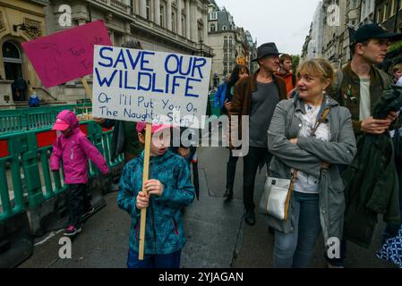 Londra, Regno Unito. 22 settembre 2018. Un bambino porta il suo poster "SAVE OUR WILDLIFE or i'll put you on the Naughty Step" mentre marcia. Diverse migliaia di persone marciano attraverso Londra sulla Peoples Walk for Wildlife istituita dal naturalista e emittente televisiva Chris Packham per sostenere il People's Manifesto for Wildlife redatto da lui con l'aiuto di 17 esperti indipendenti e scienziati volti a fermare il drastico declino della fauna selvatica britannica. L'Even è stato sostenuto da molte ONG, scuole e attivisti ambientali. Foto Stock