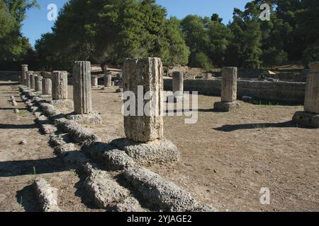 Olympia. Il Gymnasium, dove gli atleti si sono allenati per gli antichi Giochi Olimpici. II secolo a.C. Colonne doriche. Grecia. Foto Stock