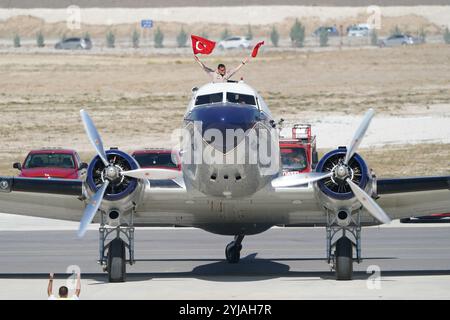 ESKISEHIR, TURKIYE - 17 SETTEMBRE 2023: M.S.O Air and Space Museum Douglas DC-3A (2204) esposto al Sivrihisar SHG Airshow Foto Stock