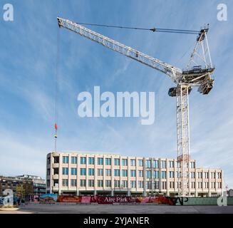 La visione di Aire Park gioca un ruolo chiave nella trasformazione del centro di Leeds. La massiccia gru dell'Aire Park novembre 2024. Foto Stock